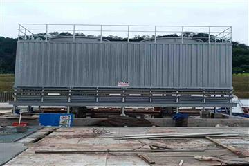 宜宾冷却塔，玻璃钢冷却塔安装项目现场 规格：玻璃钢逆流式冷却塔DFNDP-200TX2 一台 