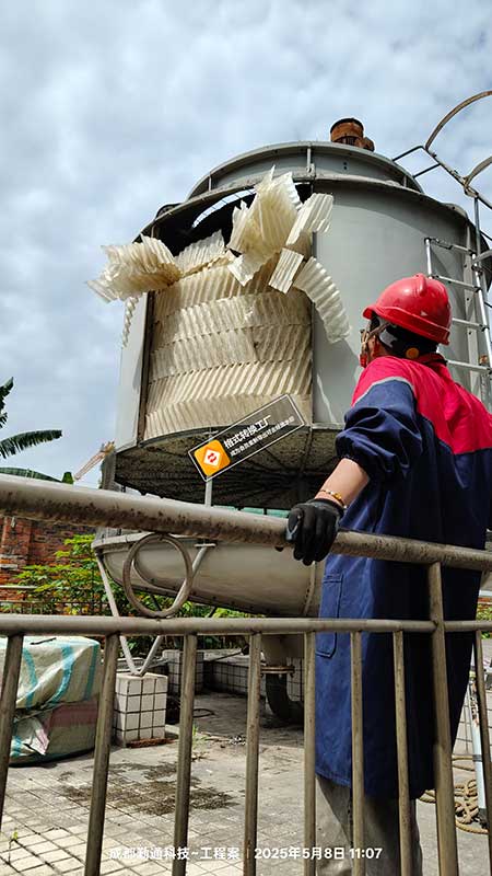 成都XX机械厂冷却塔维修现场