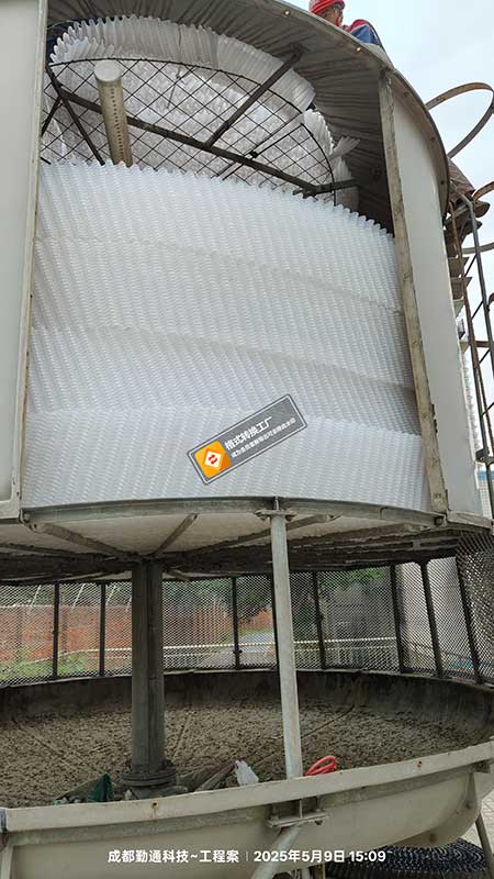 成都XX机械厂冷却塔维修现场