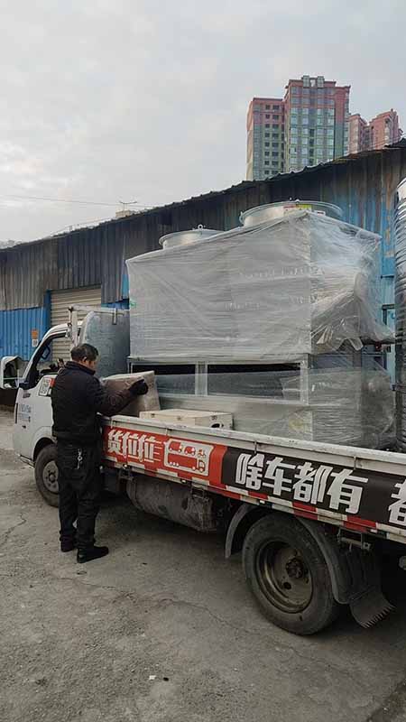 都江堰20T闭式冷却塔,水箱,水泵货拉拉送货现场