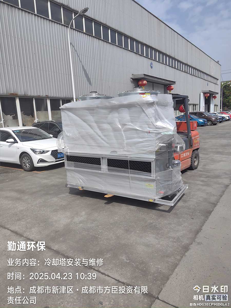 冷却塔是一种使用水作为循环冷却剂的大型冷却设备，该设备可以讲大量的热量通过冷水将热量吸收，然后在通过水蒸腾的作用;将热气散发出去，已达到降温的目的。因此冷却塔在很多场所中得到了广泛的应用，应用多的为空调冷却、冷冻、塑胶化工行业。闭式冷却塔是成都冷却塔生产厂家其中一种产品。闭式冷却塔的配件和圆形冷却塔、方形冷却塔的配件有所不同，具体有什么区别呢？